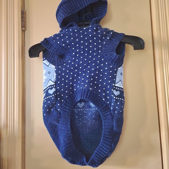 Nwt, so soft, xl dog sweater w/hood adorned w/snowflakes, reindeer & hearts - Picture 2 of 6